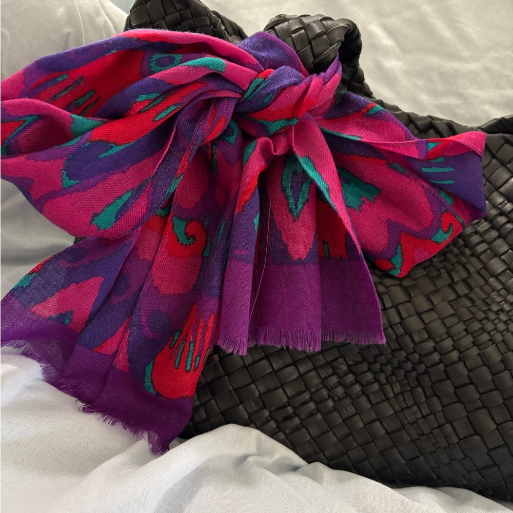 Elegant Black Woven Bag with Vibrant Scarf